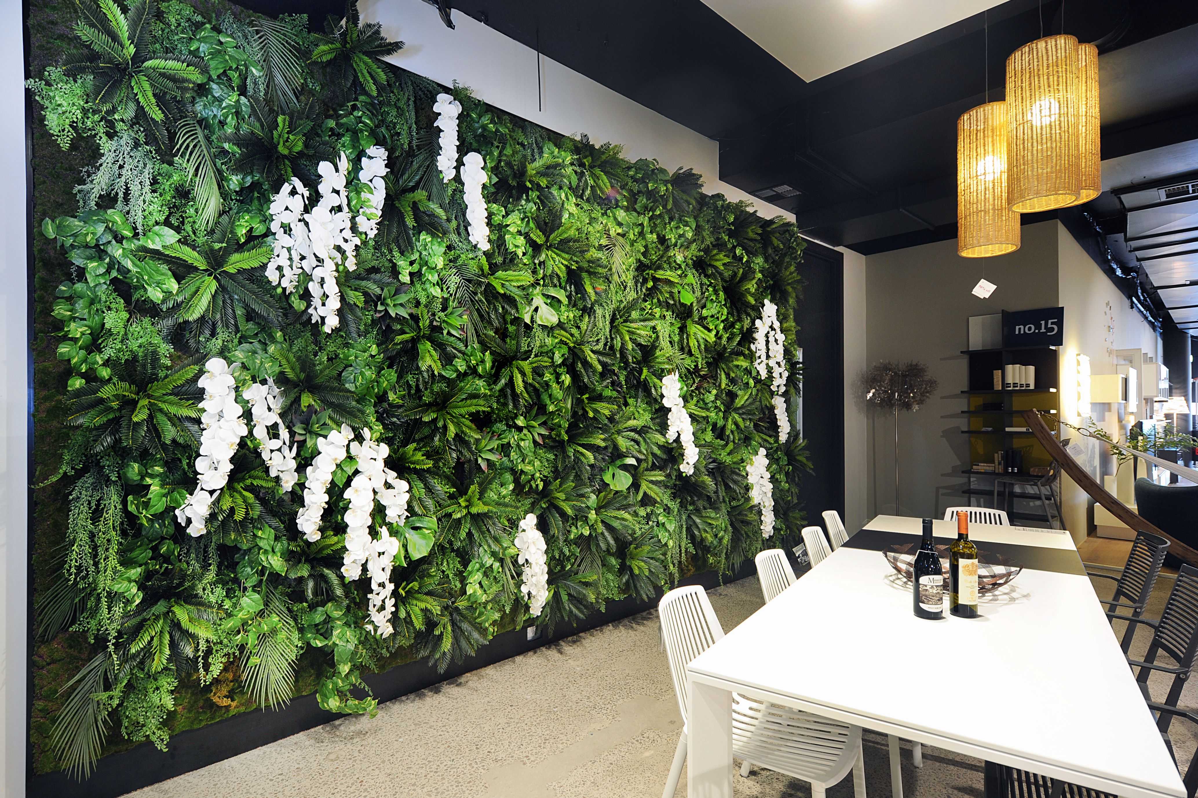 Зеленая стена из искусственных растений - преимущества и варианты создания