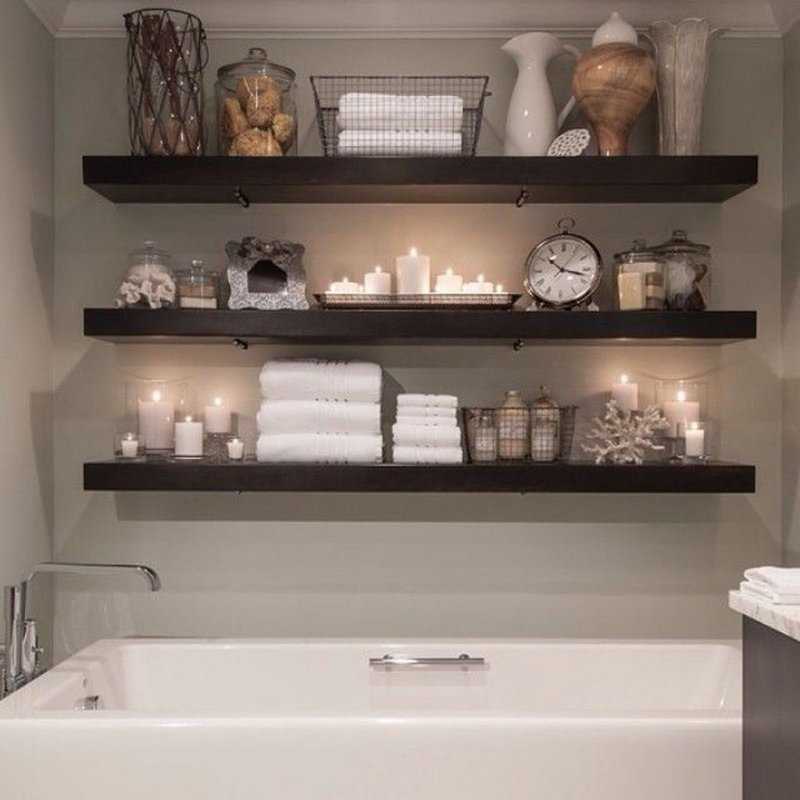 Какие варианты существуют модели полочек в ванной из плитки - 15 фото