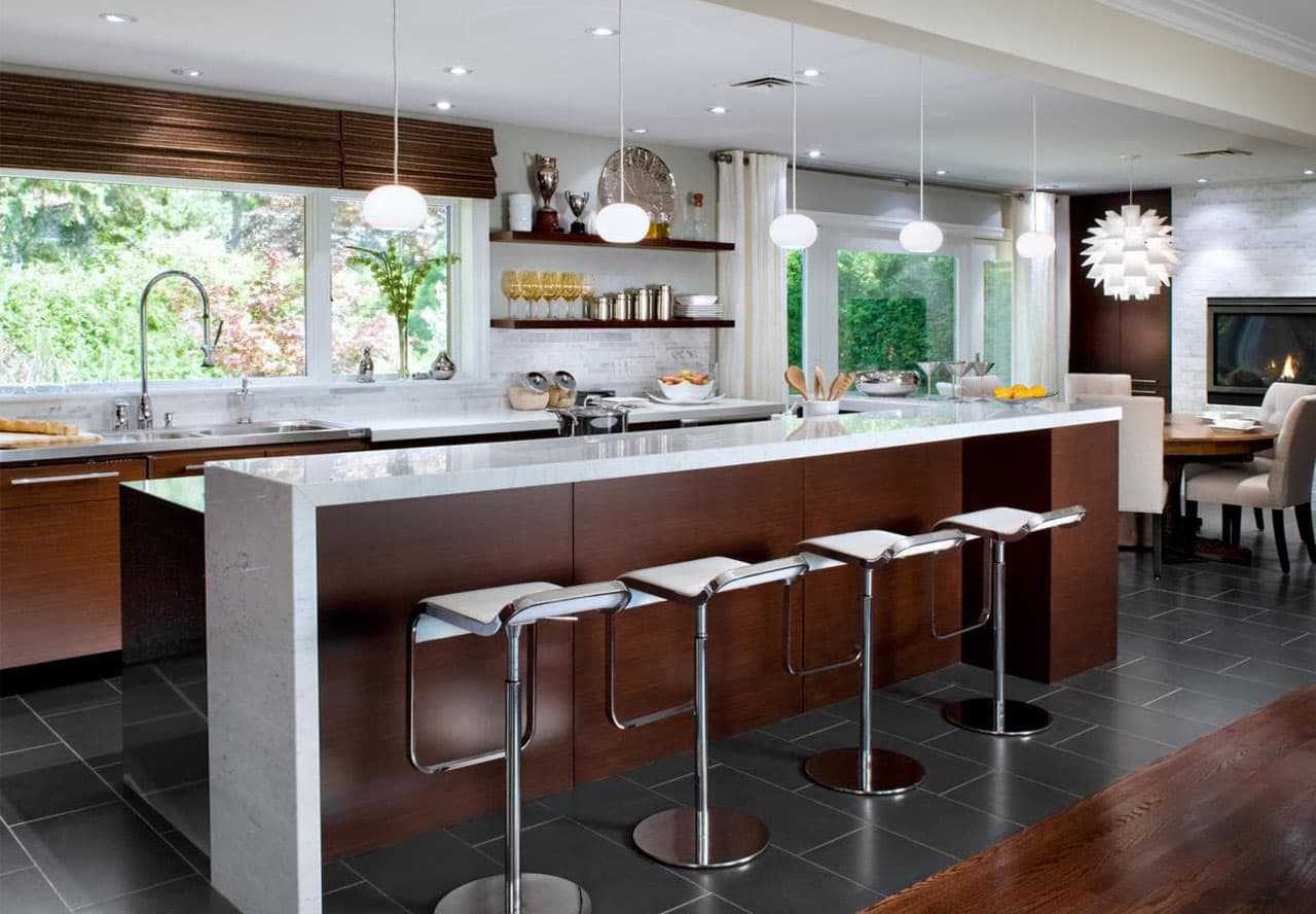 Кухонный остров с обеденным столом, барной стойкой и системой хранения в частном доме: варианты оформления в современном стиле
 - 26 фото