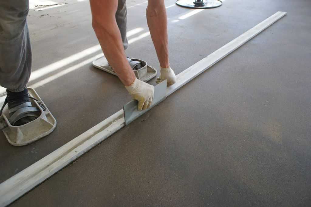 Как выровнять деревянный или бетонный пол в квартире своими руками под плитку, линолеум