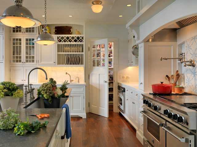 Английский стиль в интерьере кухни, гостиной: дизайн с камином .