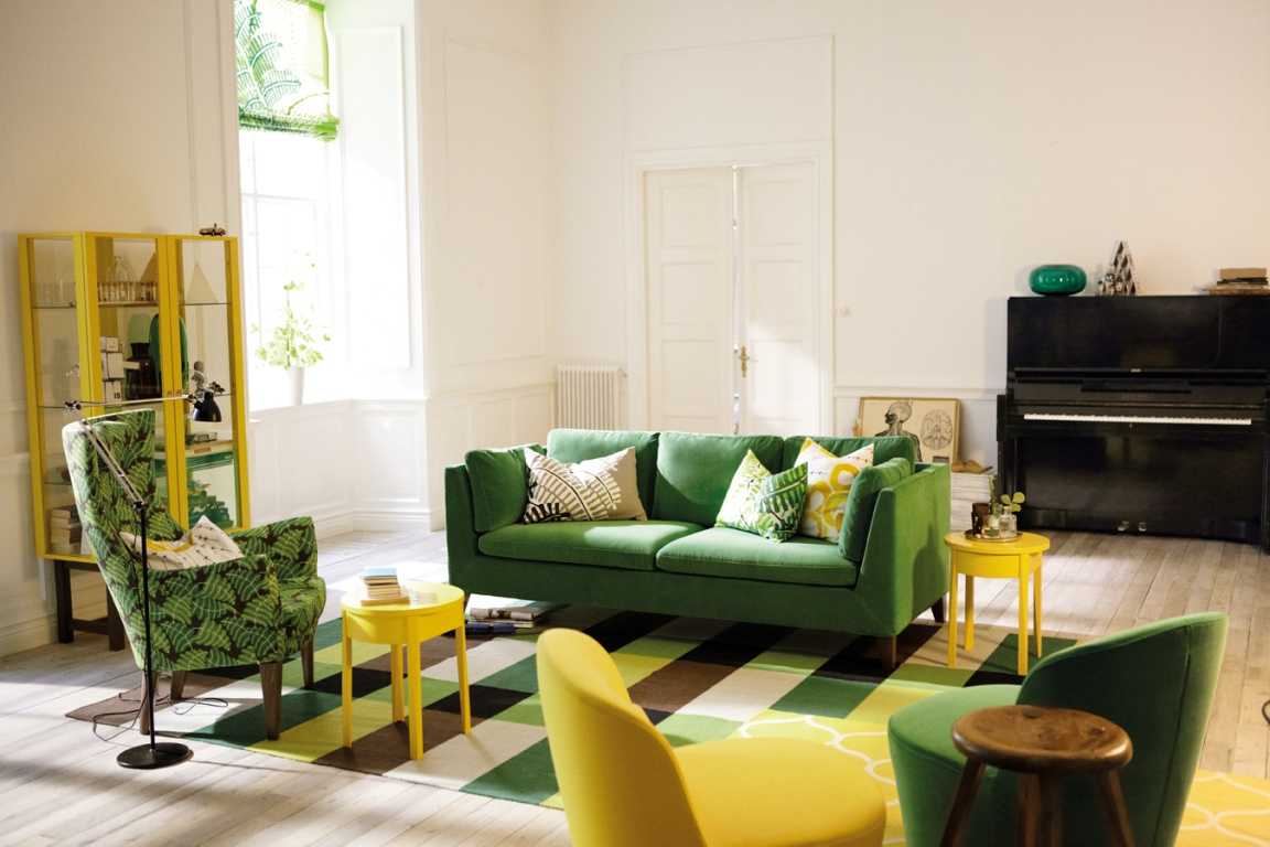 Зеленый диван в интерьере гостиной, темно-изумрудный - 25 фото