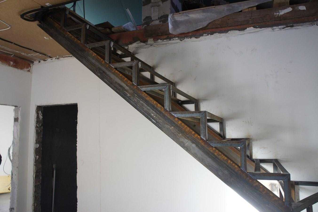 Изготовление лестницы на второй этаж из уголка швеллера: конструктивные особенности, преимущества и нюансы монтажа