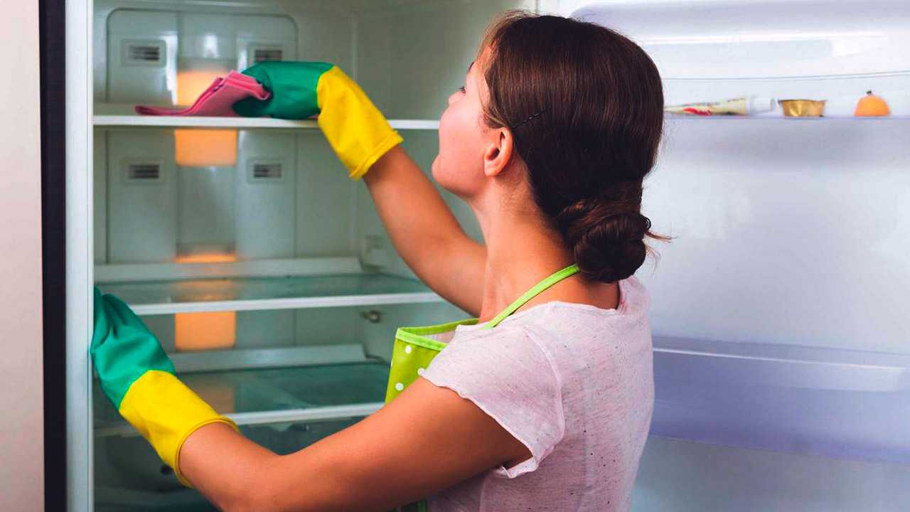 Чем отмыть холодильник от желтизны внутри и снаружи, как убрать старый налет с пластика: советы и рецепты
