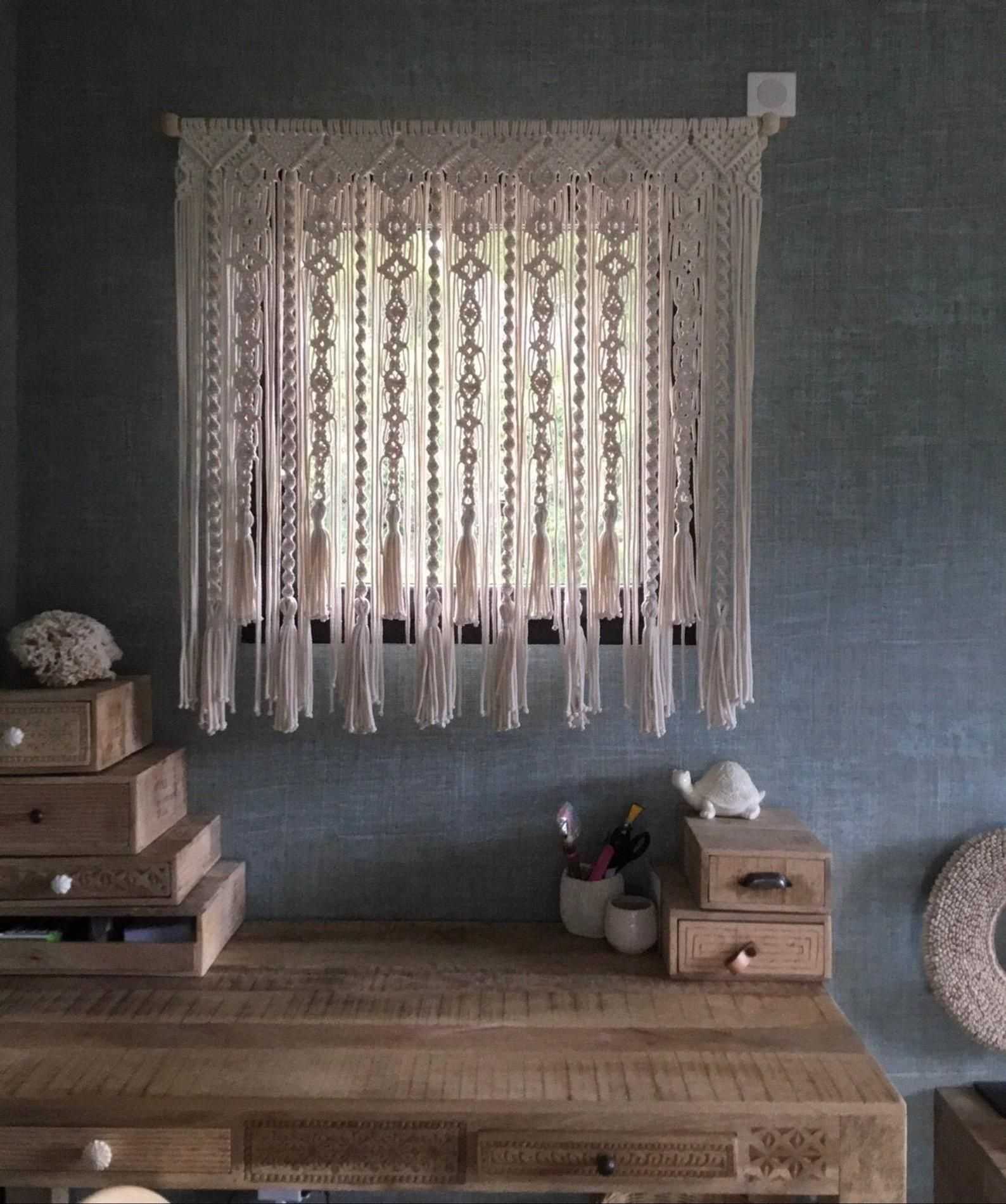 Макраме в интерьере, в каких стилях актуально узелковое плетение, оригинальные идеи декора - 20 фото