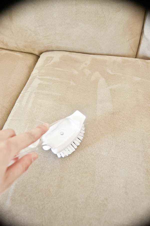 Как почистить диван от пятен в домашних условиях: применение ванеша, пароочистителем и без пылесоса, чистка от запаха и мочи, пыли и грязи