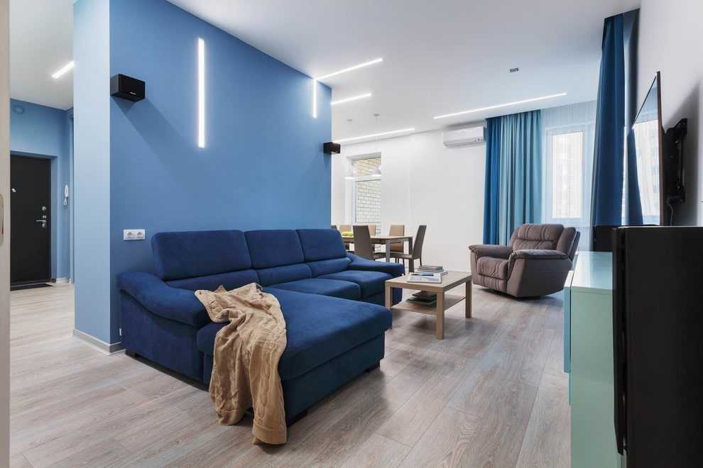 Синий диван в интерьере гостиной – психология света и красивые сочетания - 21 фото