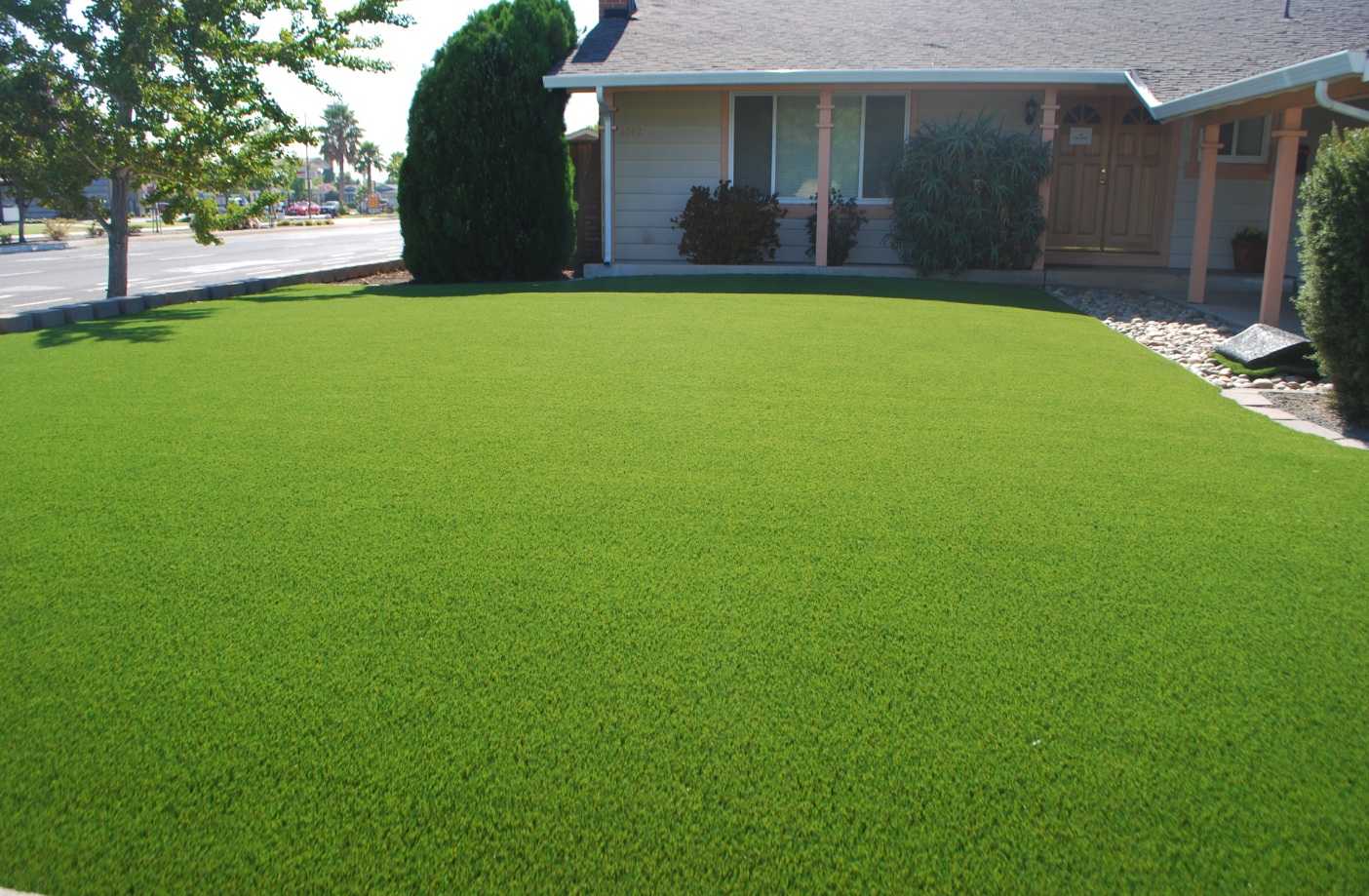 Стрижка газона поможет создать на участке ровный, густой зеленый ковер