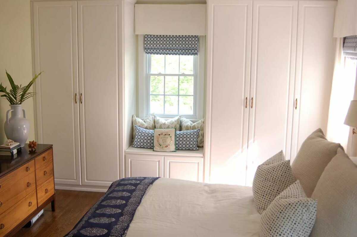 Шкаф вокруг окна — особенности расположения и 3 варианта планировки
