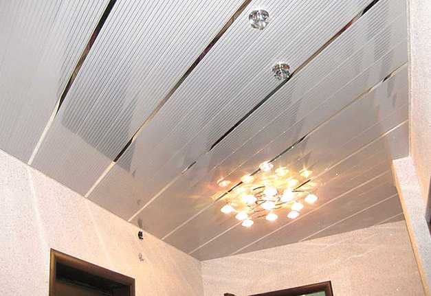 Потолок в ванной из пластиковых панелей фото интерьера потолка с ПВХ панелями Плюсы и минусы потолка из пластиковых панелей в ванной Какие существуют виды пластиковых потолочных панелей