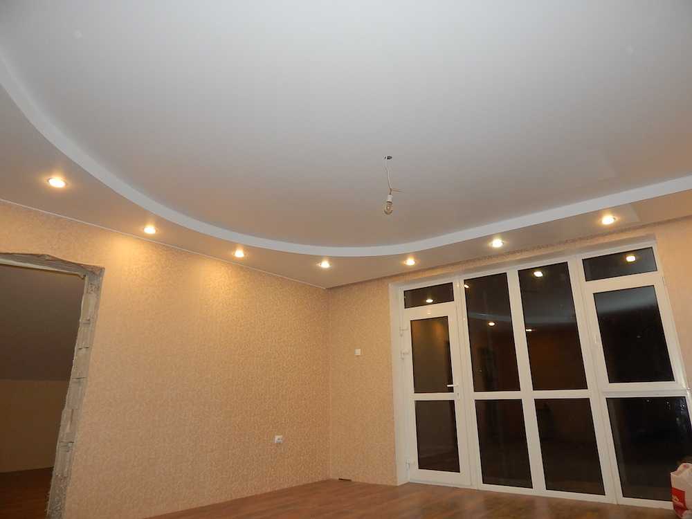 Натяжные потолки в интерьере гостиной: виды, одноуровневые, двухуровневые, современный дизайн, фото в интерьере