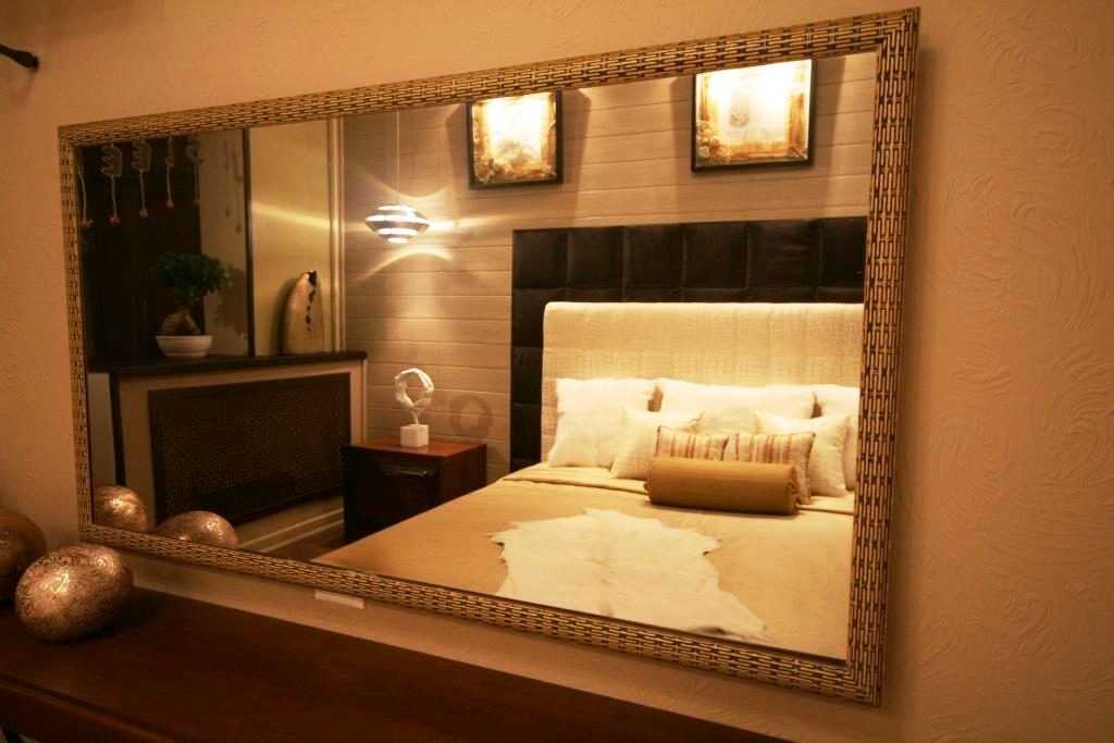 Зеркало в спальне - 105 фото примеров установки и инструкция по оформлению
