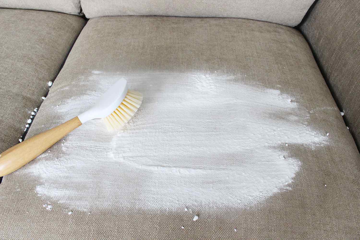Как почистить диван в домашних условиях — лучшие средства