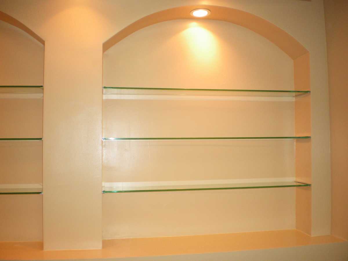 Стеклянные полки в комнате: 150+(фото) на стене/ в нише/ стеллаж