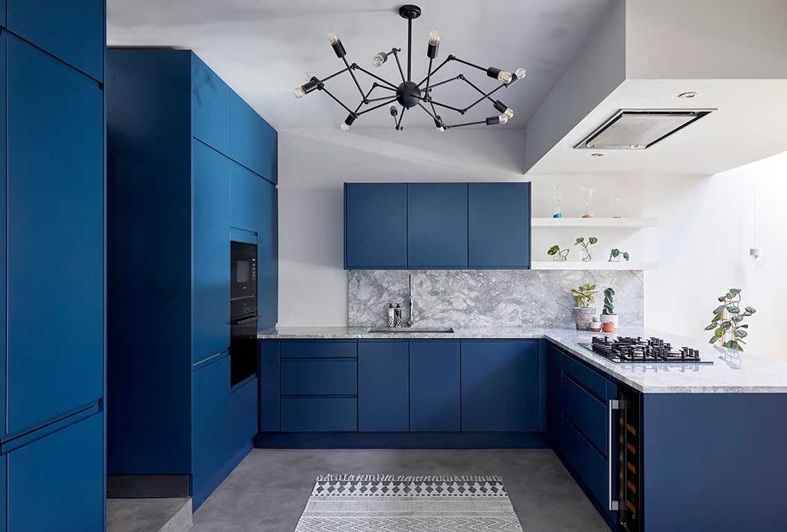 Синяя кухня в интерьере: сочетание цветов, фасады гарнитура и выбор столешницы | дизайн и фото