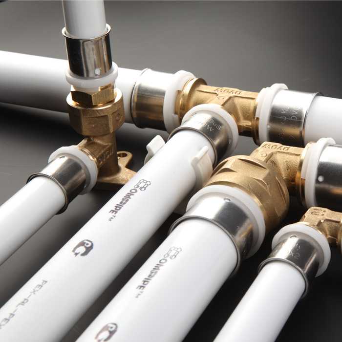 Почему стоит применять металлопластиковые трубы для водопровода и как их выбрать