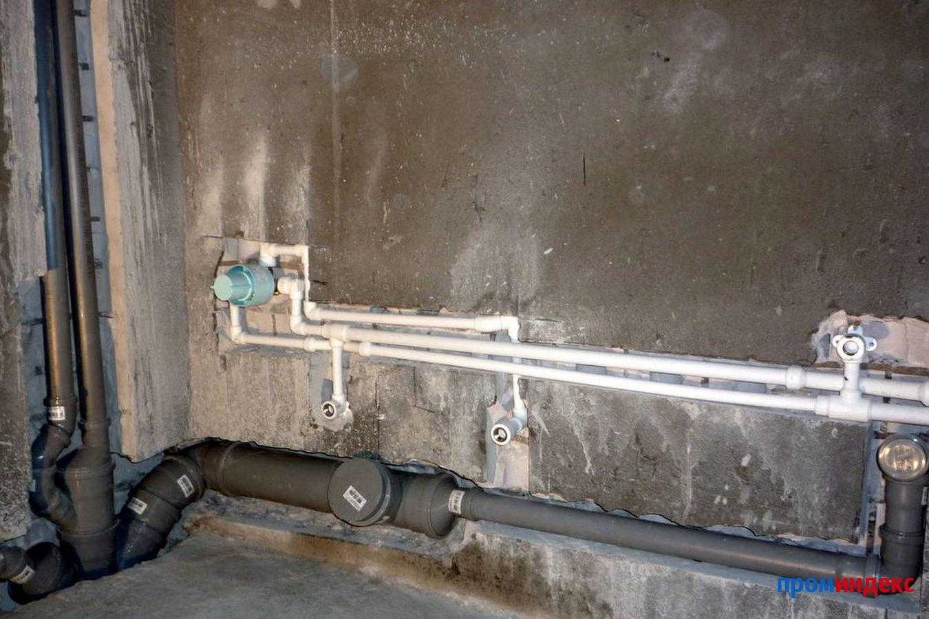Как спрятать водопроводные и канализационные трубы в ванной под плитку