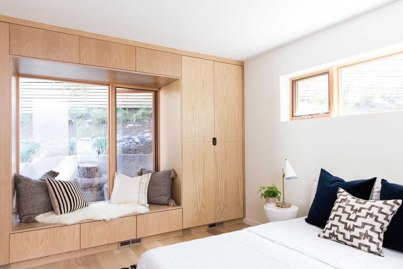 Шкафы вокруг окна — 15 решений, которые создадут практичное и красивое место для хранения