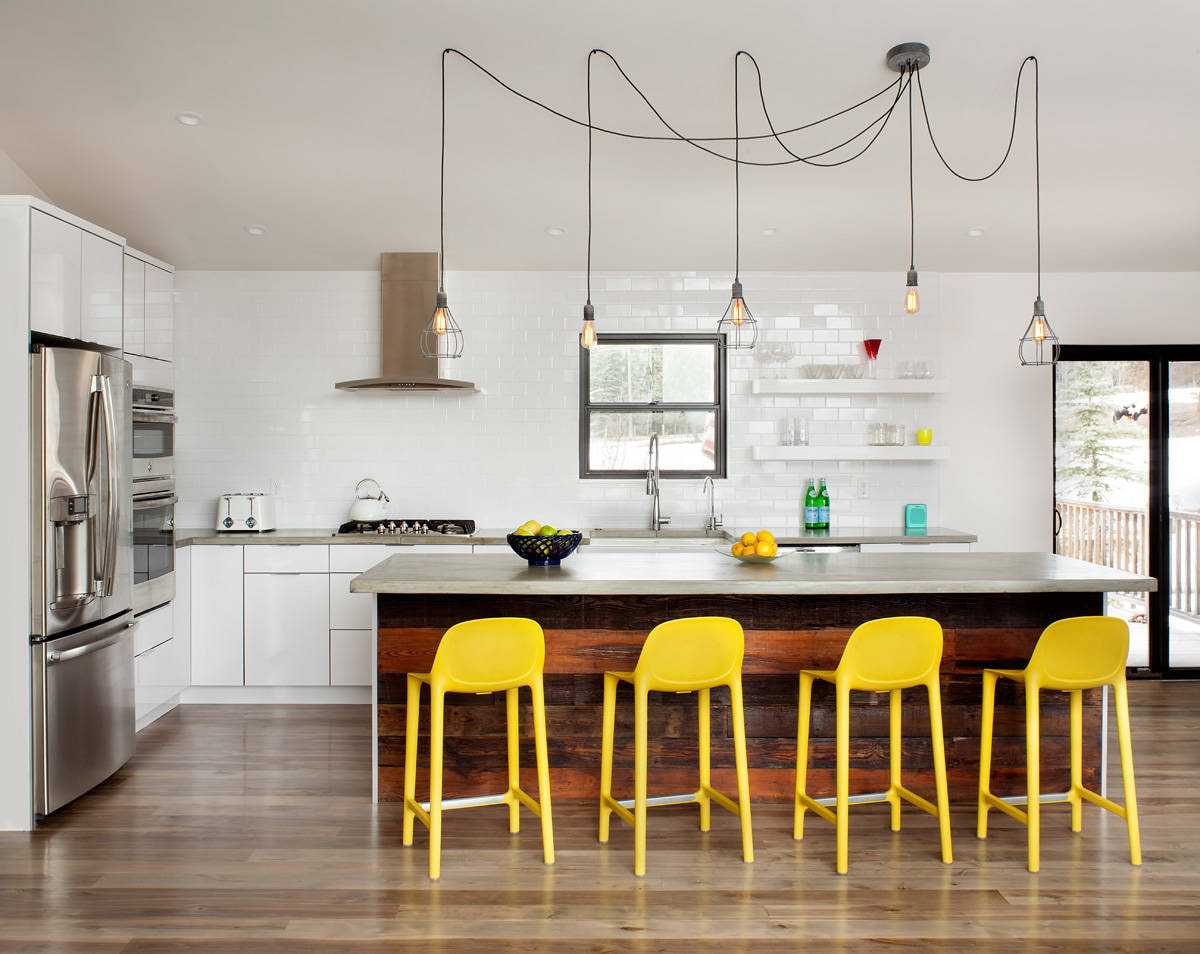 Кухня без верхних навесных шкафов и ящиков с одной стороны: дизайн углового гарнитура в современном стиле
 - 21 фото