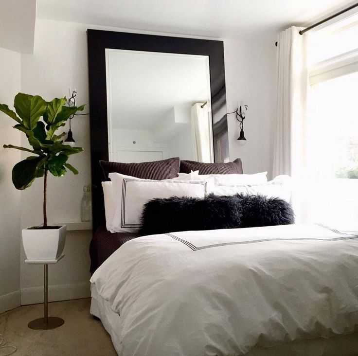 Зеркало в спальне напротив кровати: приметы и критерии выбора