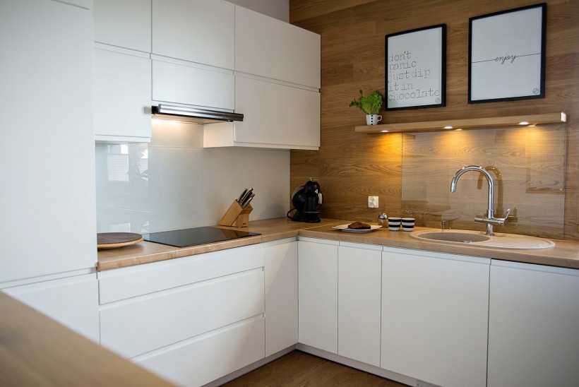 Белая кухня с деревянной столешницей: 70+ фото уютных интерьеров