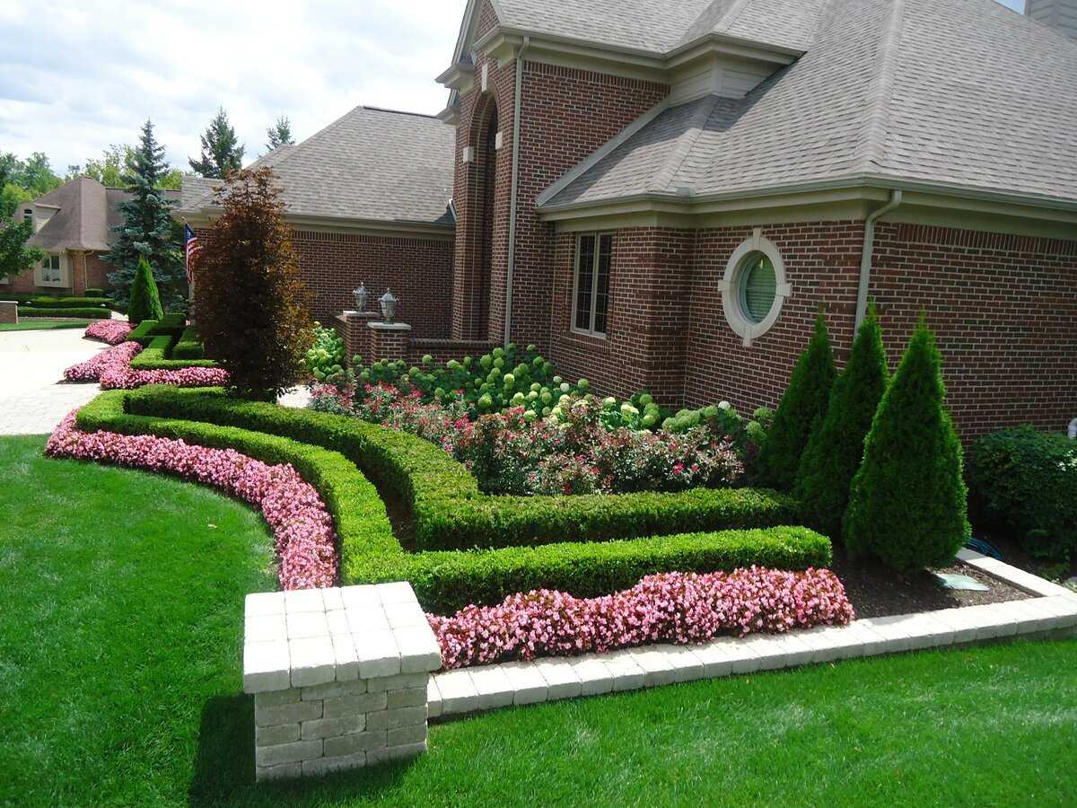 Красивый газон и ландшафт перед домом:  как украсить газон возле дома цветами, обустройство на даче и дизайн
 - 31 фото