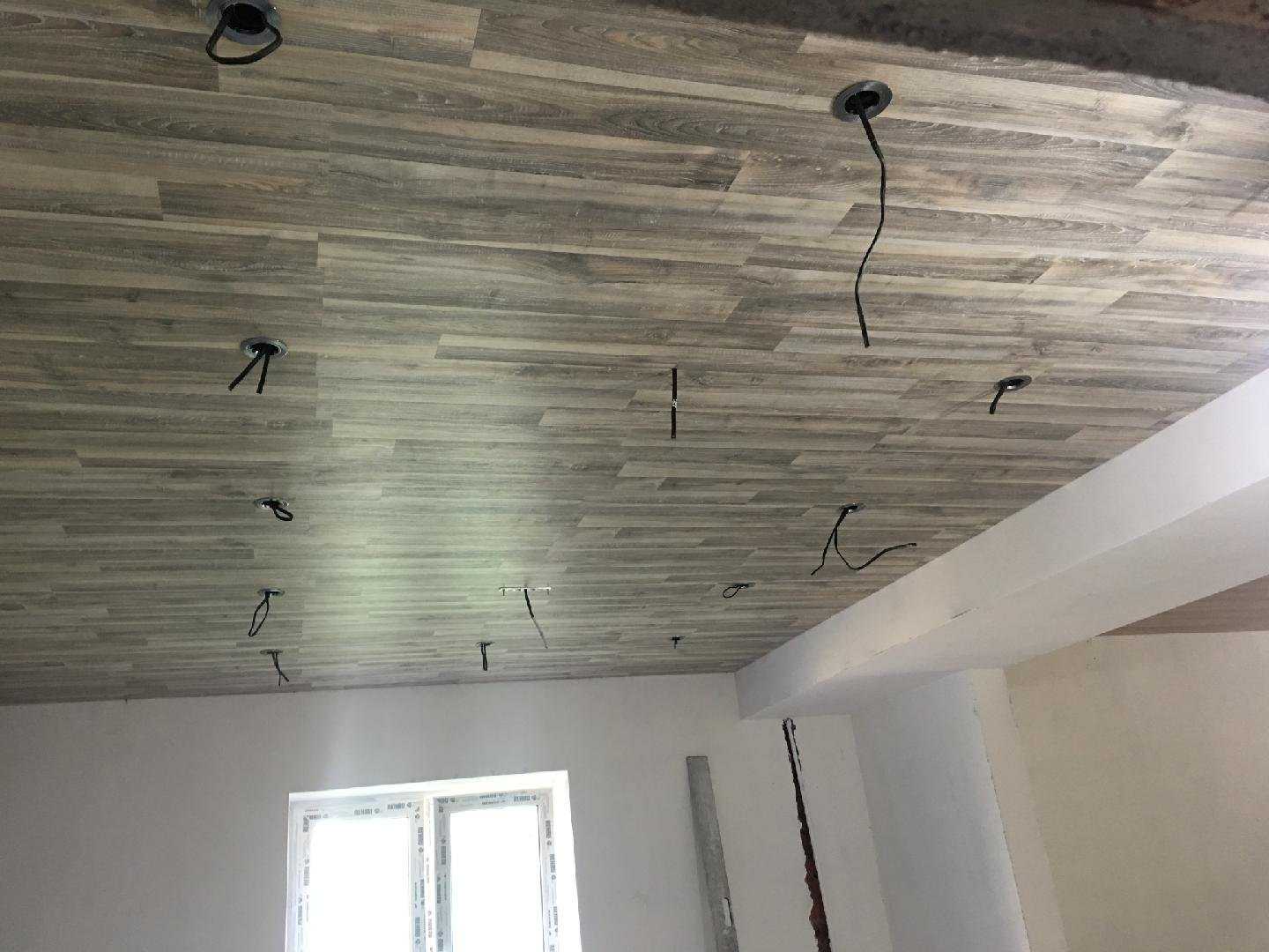 Как своими руками сделать потолок из ламината?