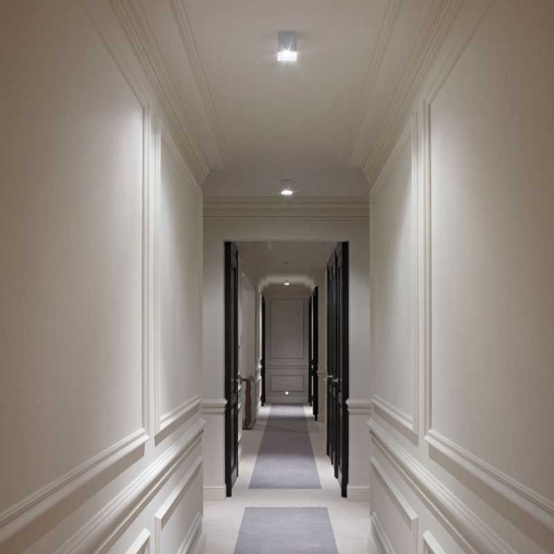 Освещение в гостиной комнате: виды, дизайнерский свет, основы современного дизайнерского освещения, красивая подсветка, точечные светильники над диваном, новинки
 - 32 фото