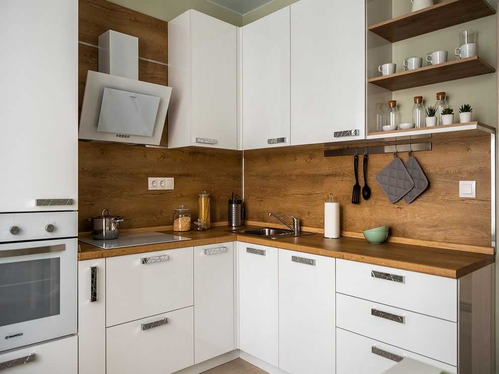 Белая кухня с деревянной столешницей: идеальное сочетание