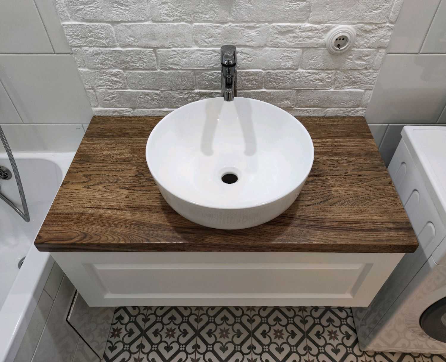 Столешница для ванной комнаты на что обратить внимание, способы креплений, преимущества и недостатки материалов, эргономика ванной комнаты