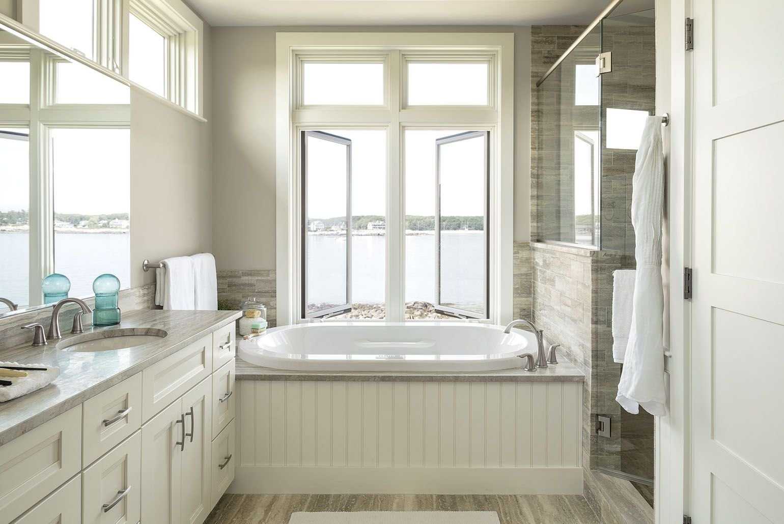 Дизайн ванной комнаты с окном в частном доме: 250 фото