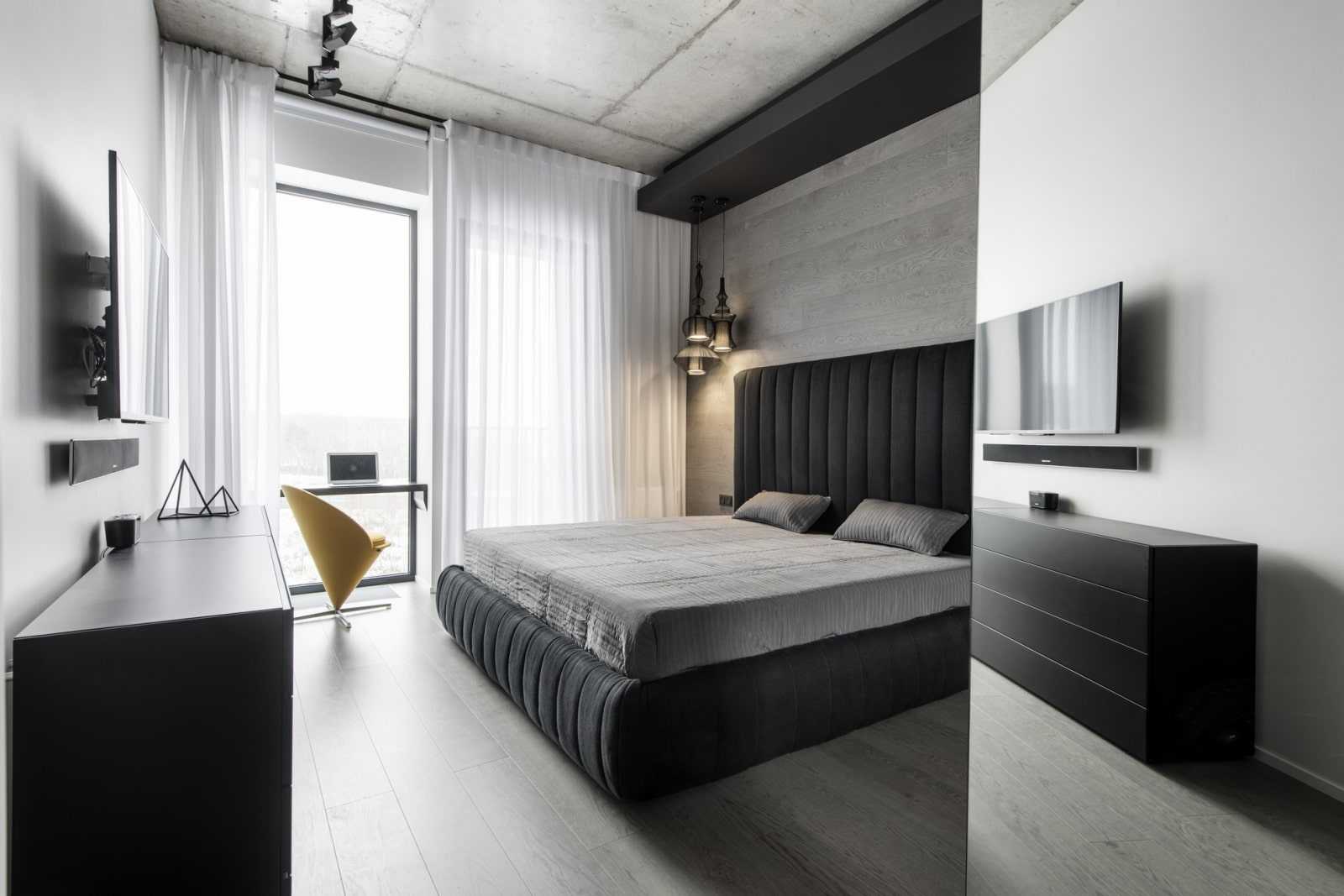 Дизайн спальни в серых тонах: интерьер с яркими акцентами синего, розового и зеленого цвета
 - 29 фото