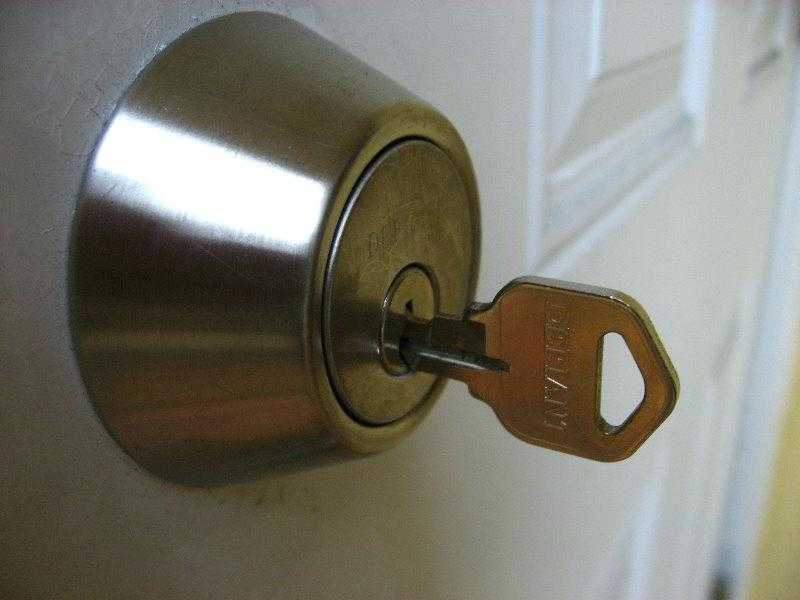 Как самостоятельно вытащить ключ, который застрял в замке