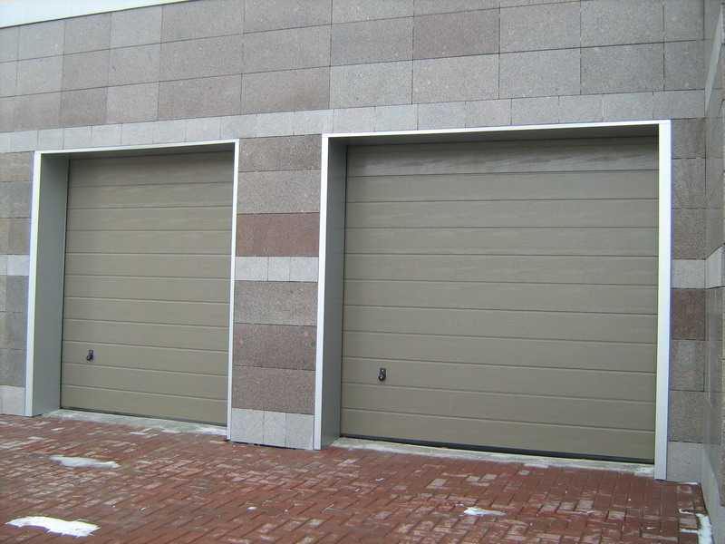Выбираем ворота для гаража, открывающиеся вверх: рулонные, секционные, подъёмно-поворотные