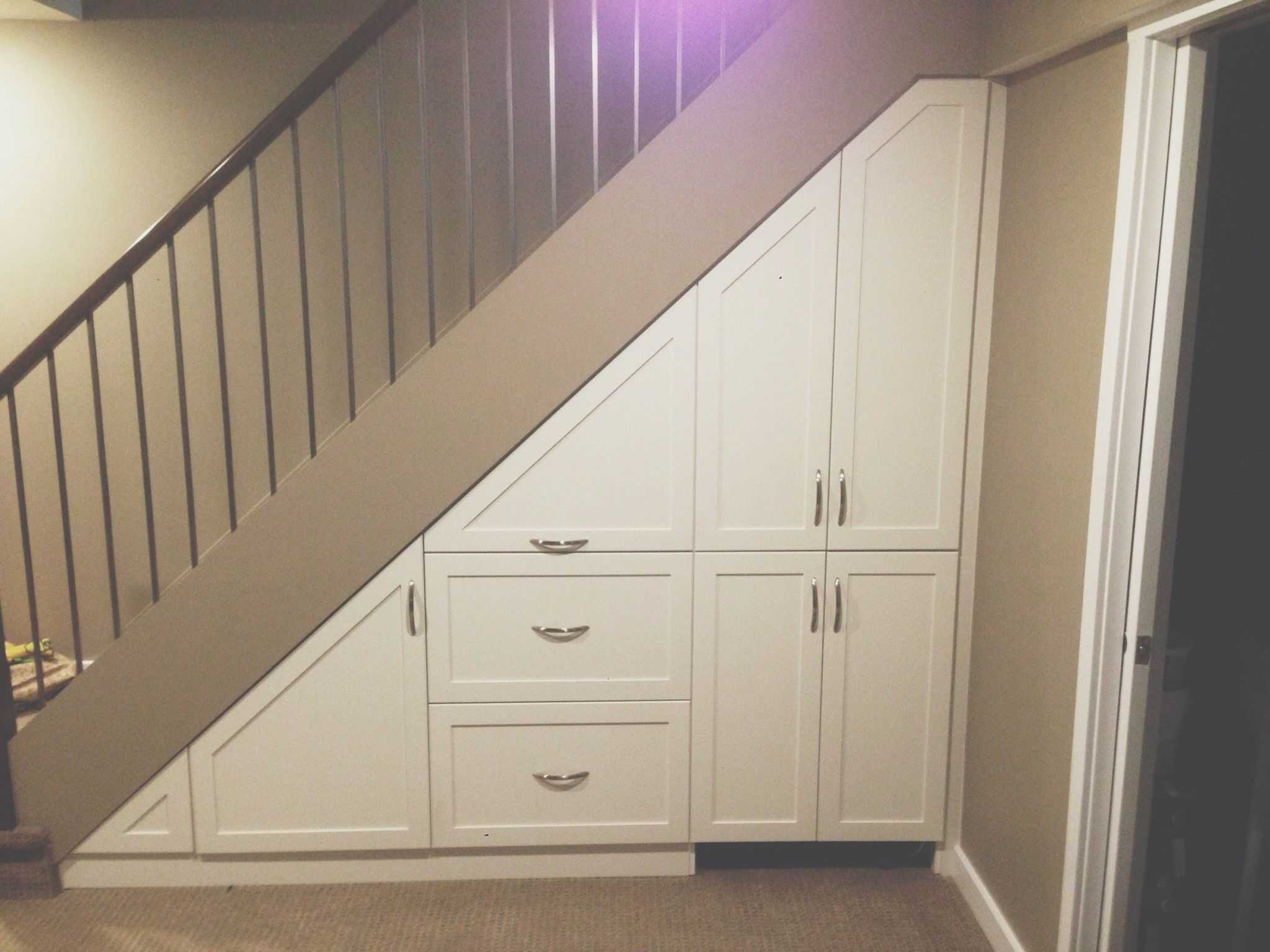 Шкафы под лестницей в доме: 15 красивых и недорогих идей