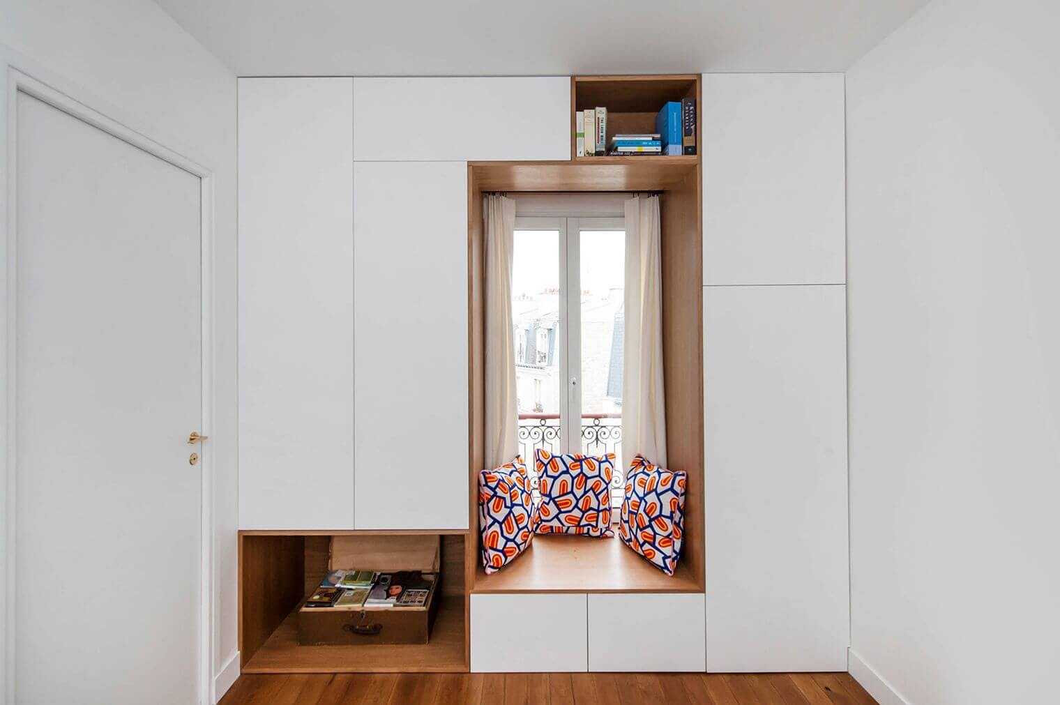 Шкаф вокруг окна в комнате: варианты расположения и комбинирования мебели