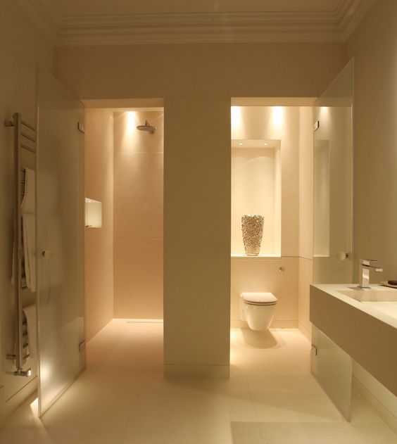 Освещение в ванной комнате играет не только роль подсветки всех предметов сантехники и мебели, но и помогает создавать эксклюзивный интерьер и интересную обстановку Что нужно учесть при организации освещения