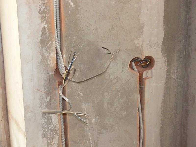 Как штробить стены под проводку в панельном доме: можно ли это делать