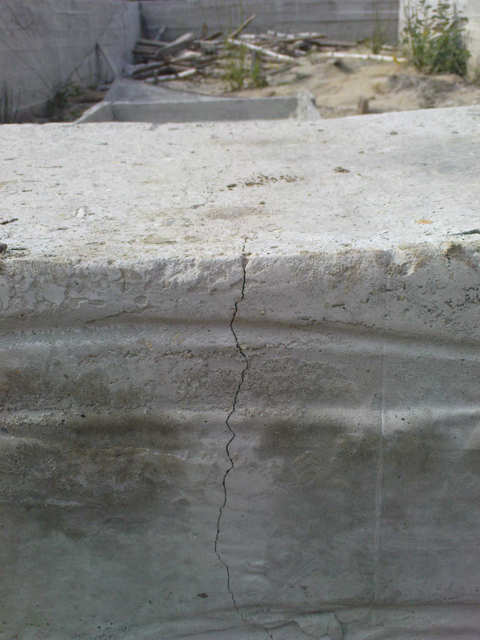 Трещина в фундаменте. Усадочные трещины в бетоне. Усадочные трещины в фундаменте. Усадочные трещины в армопоясе. Усадочные деформации бетона.