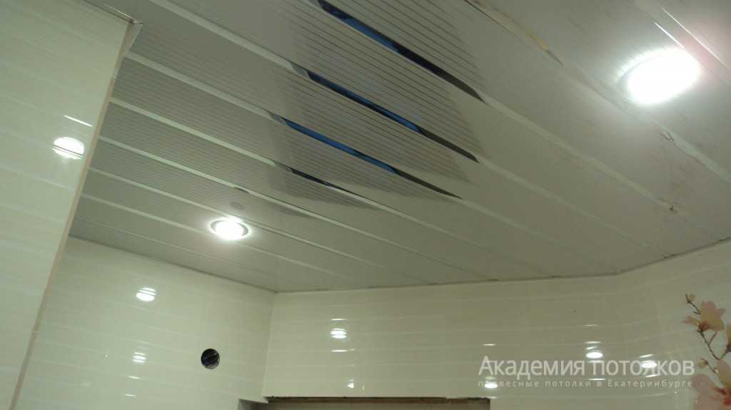 Монтаж реечного алюминиевого потолка своими руками