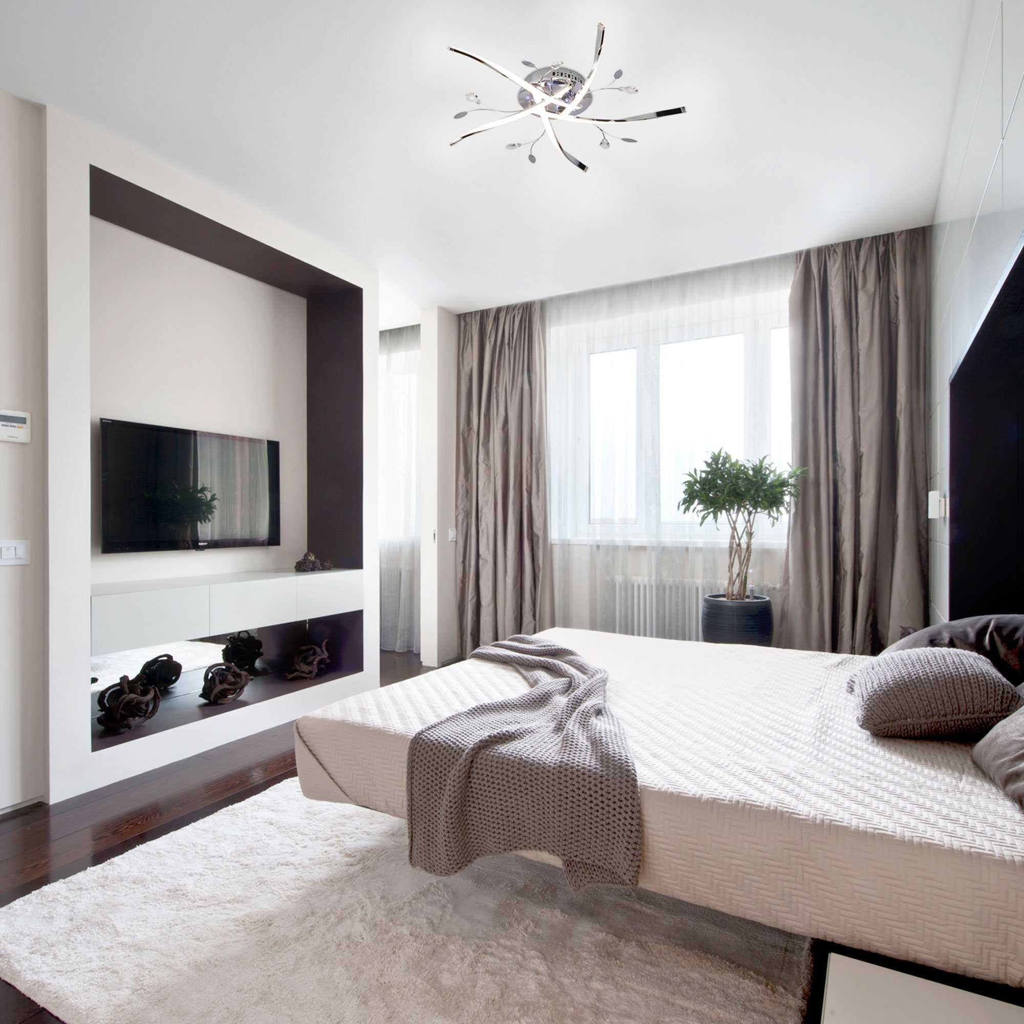 Дизайн маленькой спальни: фото современного интерьера с большой кроватью в светлых тонах