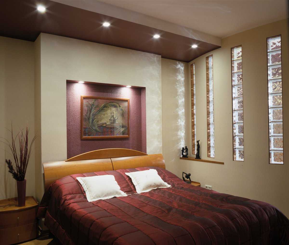 Ниши из гипсокартона в спальне  фото преимущества такого интерьера в комнате Варианты обустройства и оформления арки Примеры дизайна стен над кроватью