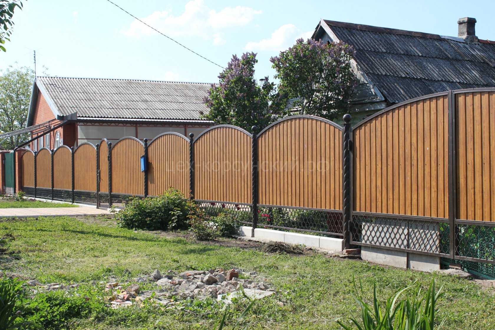 Забор из профнастила: особенности постройки, установка и красивые варианты оформления (120 фото + видео)