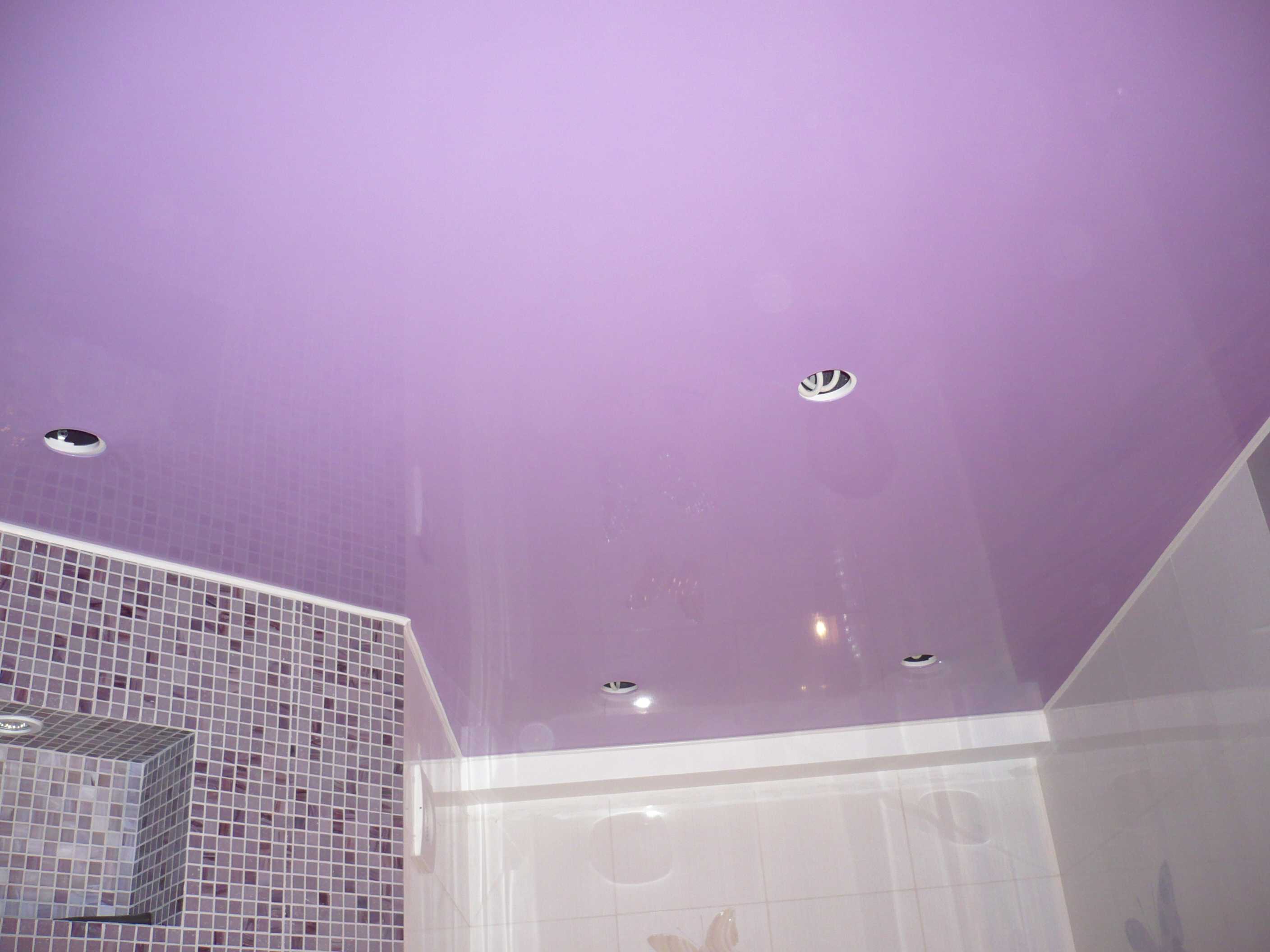 Какие материалы подходят для отделки потолка ванной, оформление в различных стилях, нестандартные методы - 35 фото