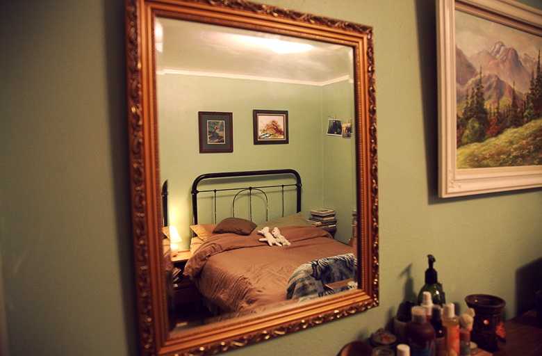 Зеркало в спальне напротив кровати: почему по приметам нельзя вешать, чем его закрыть