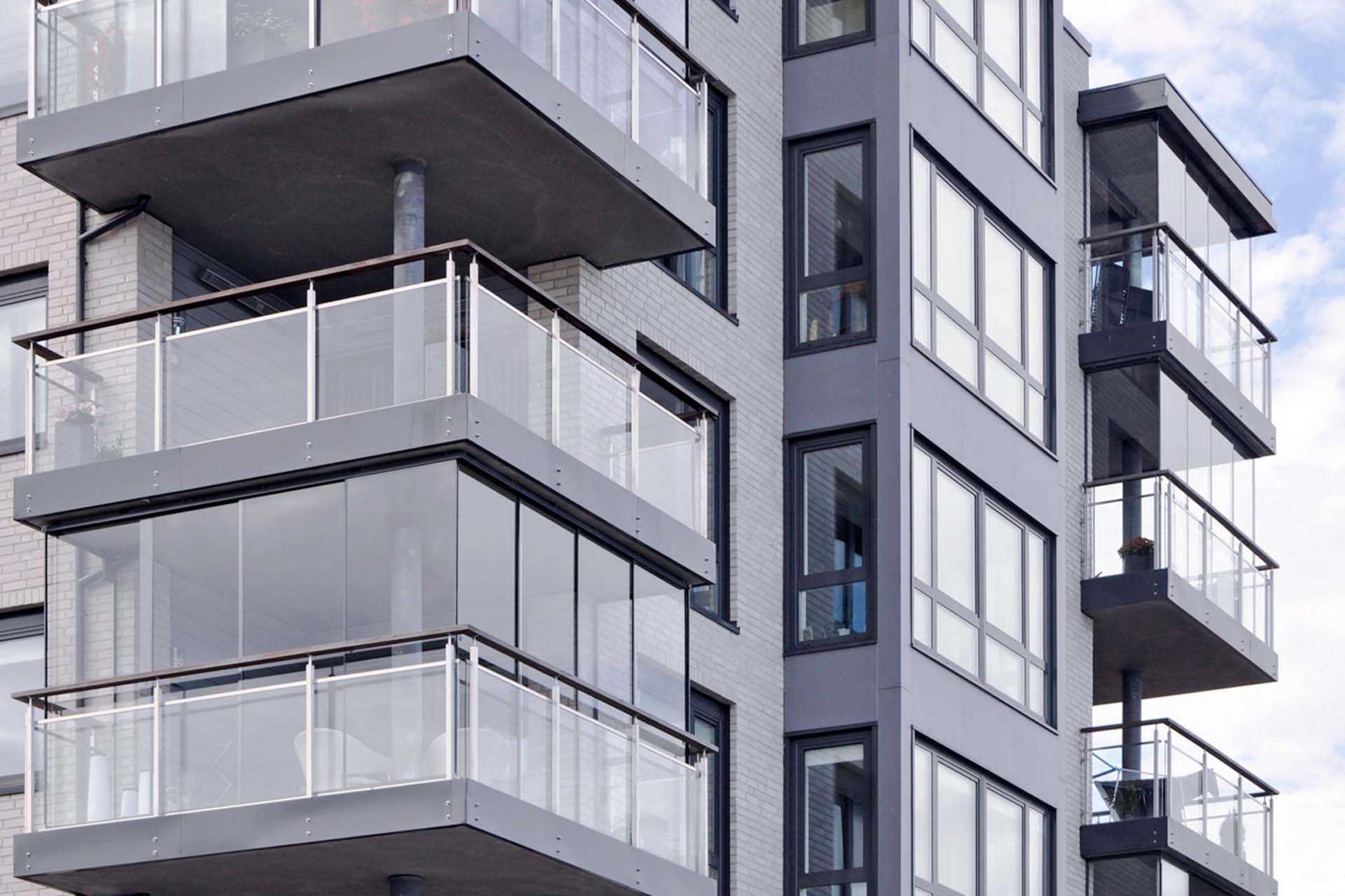 Безрамное остекление балкона - типы, безопасность, плюсы