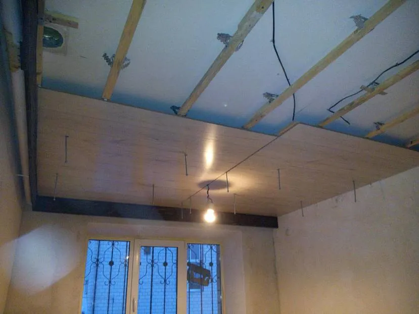 Ламинат на потолок: как крепить и фото интерьеров