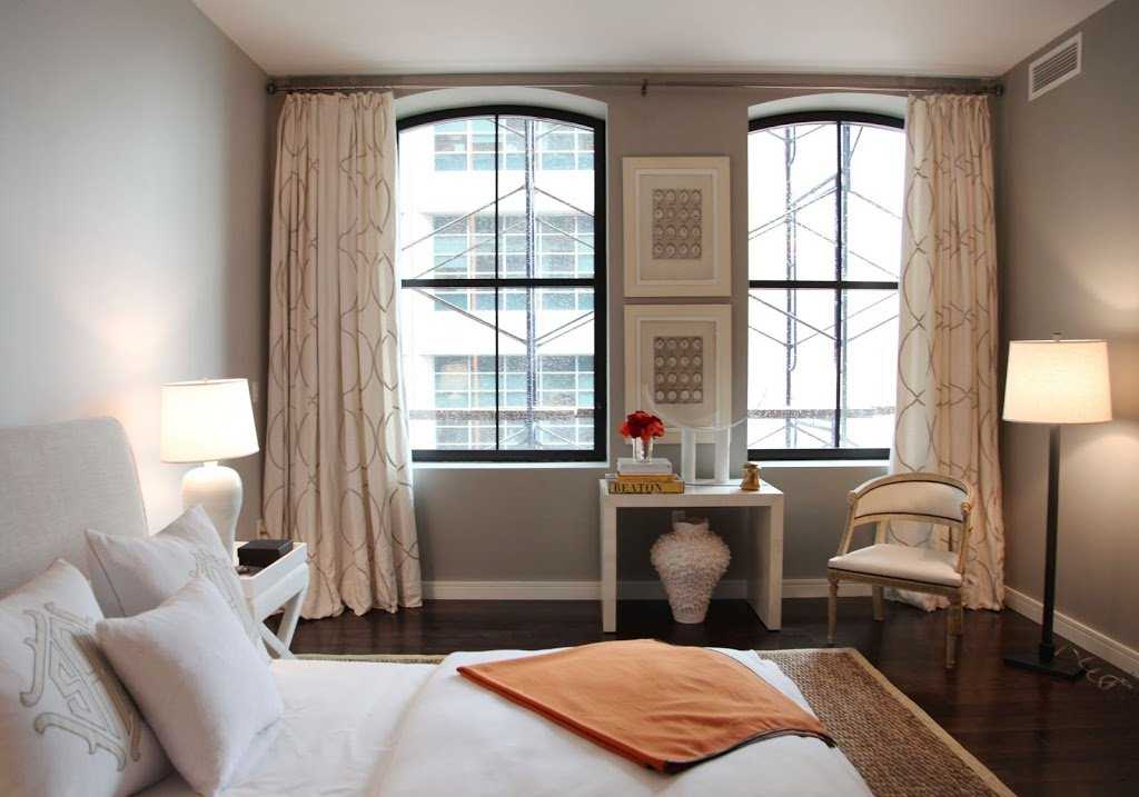 Дизайн штор для зала, спальни или кухни с двумя окнами, фото идеи