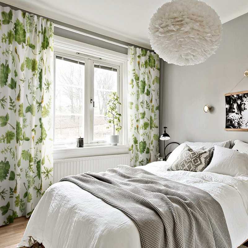Зеленые шторы в интерьере гостиной, спальни с белой мебелью 
 - 39 фото