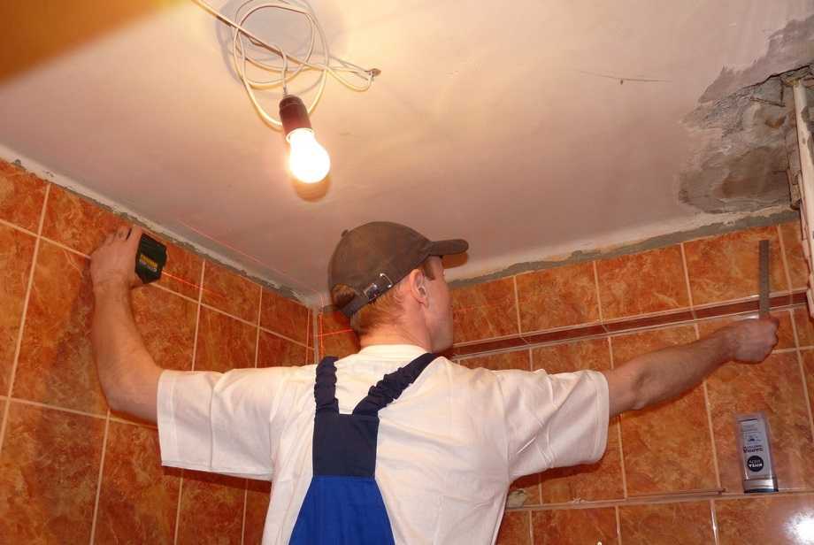 Потолок в туалете: фото вариантов пластикового, натяжного, витражного потолка